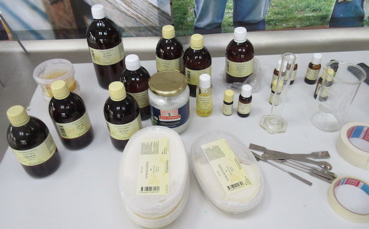Ingredienser vid tillverkning av bi-kosmetika - kurs av Ockelbo Bi på Wij Trädgårdar anordnad av Biodlarna